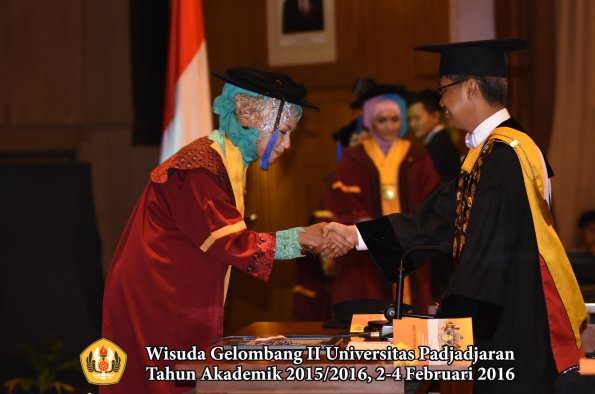 Wisuda Unpad Gel II TA 2015_2016   Fakultas ISIP oleh Rektor  063