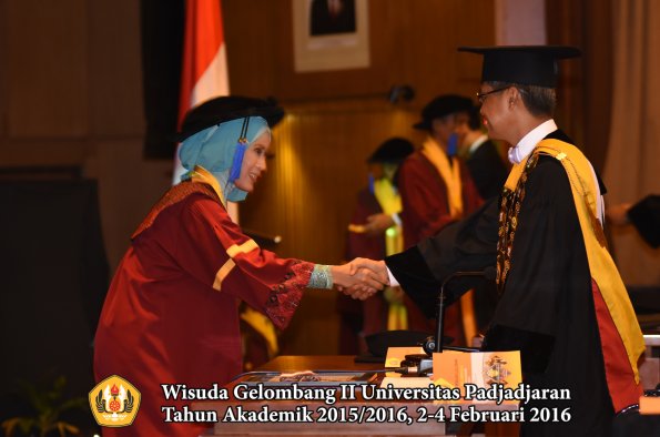 Wisuda Unpad Gel II TA 2015_2016   Fakultas ISIP oleh Rektor  069