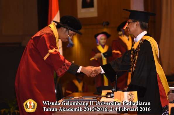 Wisuda Unpad Gel II TA 2015_2016   Fakultas ISIP oleh Rektor  072