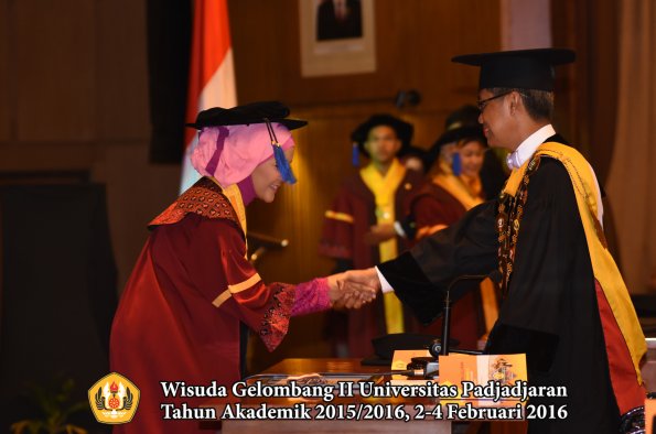 Wisuda Unpad Gel II TA 2015_2016   Fakultas ISIP oleh Rektor  074