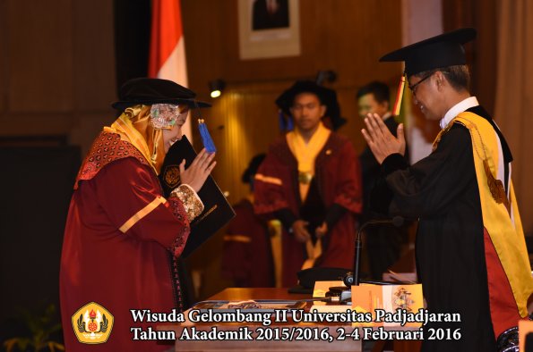 Wisuda Unpad Gel II TA 2015_2016   Fakultas ISIP oleh Rektor  075