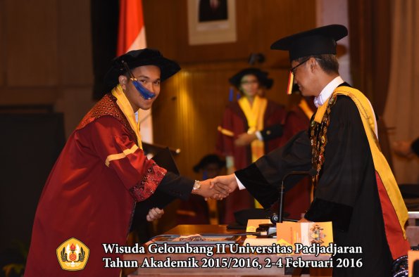 Wisuda Unpad Gel II TA 2015_2016   Fakultas ISIP oleh Rektor  076