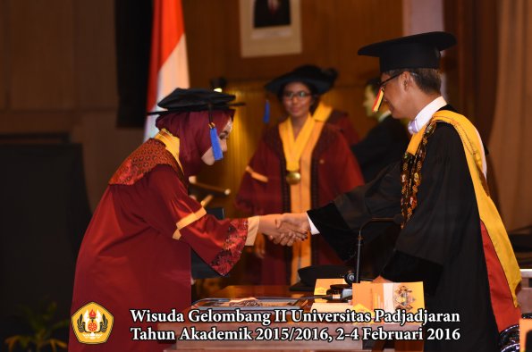 Wisuda Unpad Gel II TA 2015_2016   Fakultas ISIP oleh Rektor  077