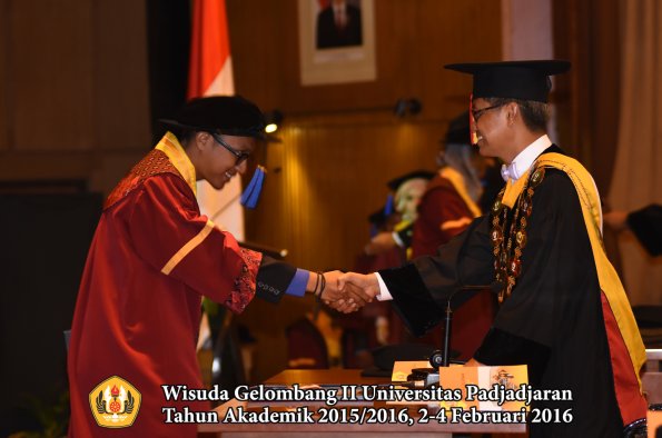 Wisuda Unpad Gel II TA 2015_2016   Fakultas ISIP oleh Rektor  080