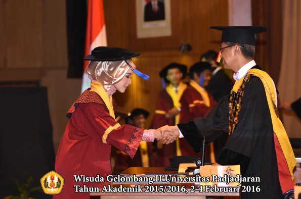Wisuda Unpad Gel II TA 2015_2016   Fakultas ISIP oleh Rektor  082