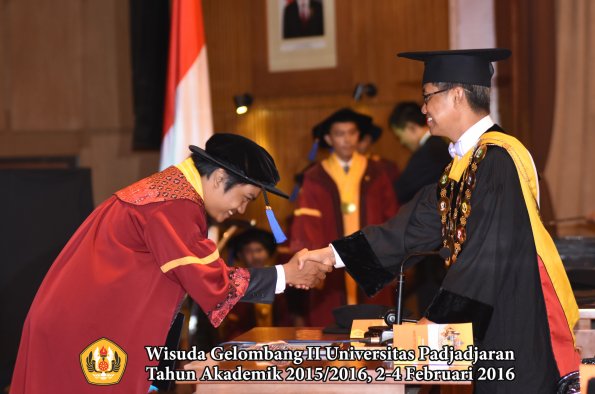 Wisuda Unpad Gel II TA 2015_2016   Fakultas ISIP oleh Rektor  083