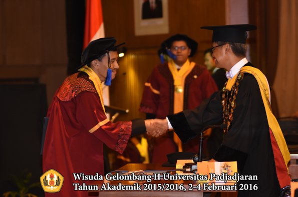 Wisuda Unpad Gel II TA 2015_2016   Fakultas ISIP oleh Rektor  084