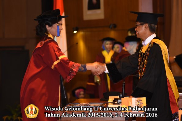 Wisuda Unpad Gel II TA 2015_2016   Fakultas ISIP oleh Rektor  100