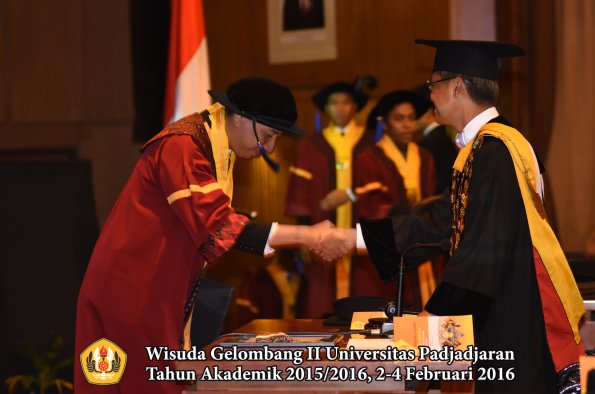 Wisuda Unpad Gel II TA 2015_2016   Fakultas ISIP oleh Rektor  106