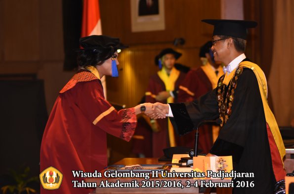 Wisuda Unpad Gel II TA 2015_2016   Fakultas ISIP oleh Rektor  109