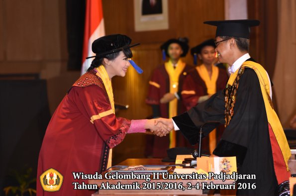 Wisuda Unpad Gel II TA 2015_2016   Fakultas ISIP oleh Rektor  112