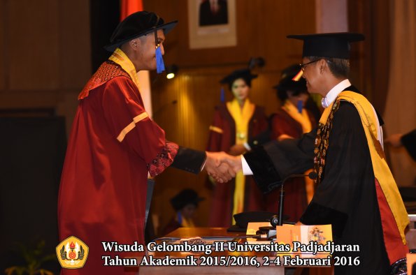 Wisuda Unpad Gel II TA 2015_2016   Fakultas ISIP oleh Rektor  114