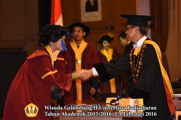 Wisuda Unpad Gel II TA 2015_2016   Fakultas ISIP oleh Rektor  116