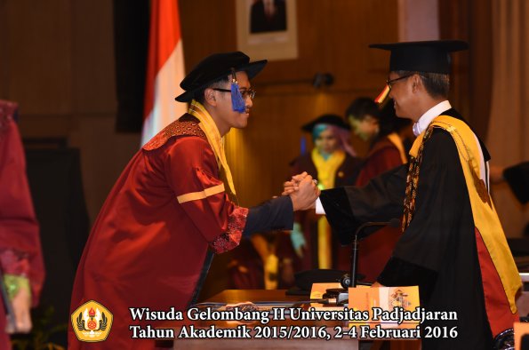 Wisuda Unpad Gel II TA 2015_2016   Fakultas ISIP oleh Rektor  117