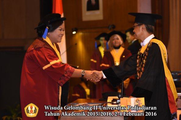 Wisuda Unpad Gel II TA 2015_2016   Fakultas ISIP oleh Rektor  124