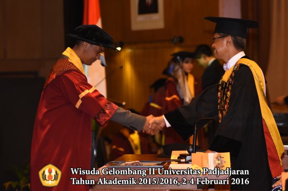 Wisuda Unpad Gel II TA 2015_2016   Fakultas ISIP oleh Rektor  129