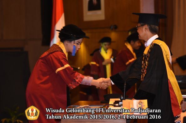 Wisuda Unpad Gel II TA 2015_2016   Fakultas ISIP oleh Rektor  132
