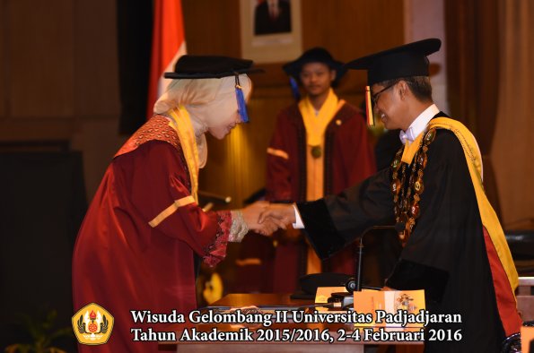 Wisuda Unpad Gel II TA 2015_2016   Fakultas ISIP oleh Rektor  142