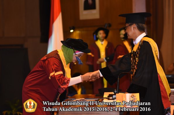 Wisuda Unpad Gel II TA 2015_2016   Fakultas ISIP oleh Rektor  146