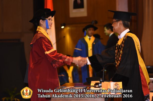 Wisuda Unpad Gel II TA 2015_2016   Fakultas ISIP oleh Rektor  149