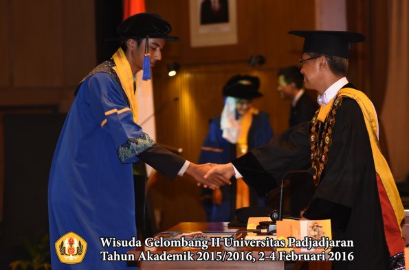 Wisuda Unpad Gel II TA 2015_2016   Fakultas ISIP oleh Rektor  156