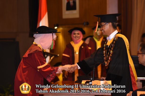 Wisuda Unpad Gel II TA 2015_2016  Fakultas TIP oleh Rektor  002