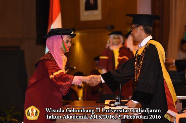 Wisuda Unpad Gel II TA 2015_2016  Fakultas TIP oleh Rektor  010