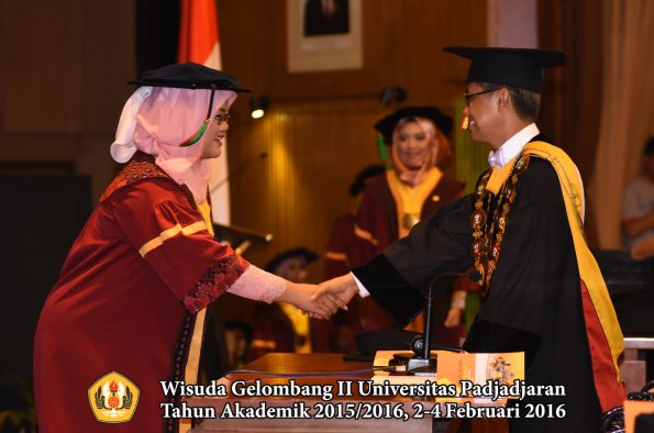 Wisuda Unpad Gel II TA 2015_2016  Fakultas TIP oleh Rektor  012