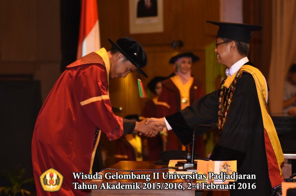 Wisuda Unpad Gel II TA 2015_2016  Fakultas TIP oleh Rektor  016