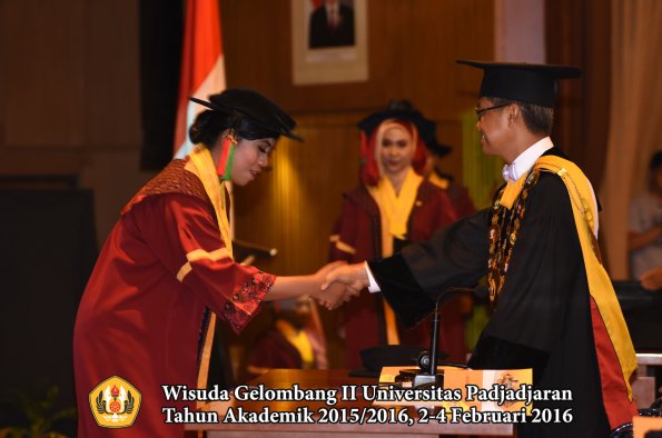 Wisuda Unpad Gel II TA 2015_2016  Fakultas TIP oleh Rektor  026
