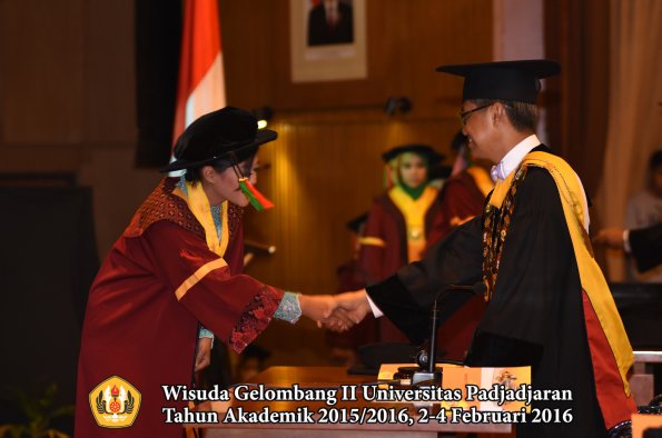 Wisuda Unpad Gel II TA 2015_2016  Fakultas TIP oleh Rektor  030