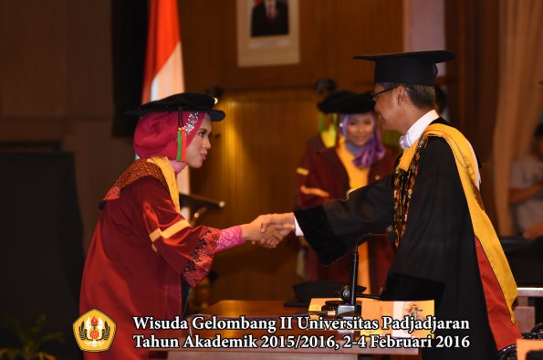 Wisuda Unpad Gel II TA 2015_2016  Fakultas TIP oleh Rektor  036