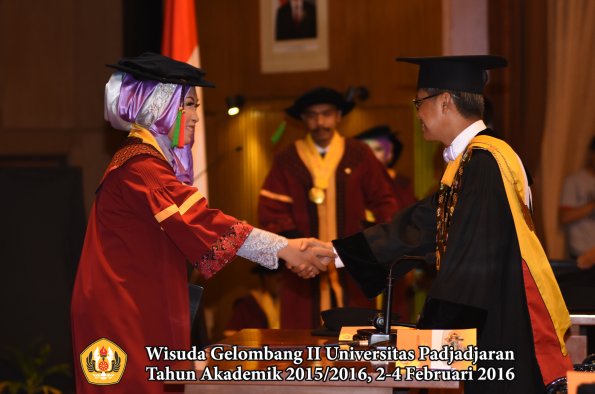 Wisuda Unpad Gel II TA 2015_2016  Fakultas TIP oleh Rektor  037