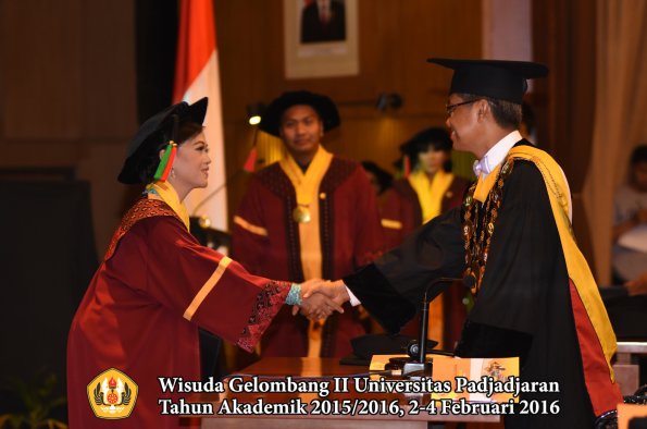 Wisuda Unpad Gel II TA 2015_2016  Fakultas TIP oleh Rektor  042