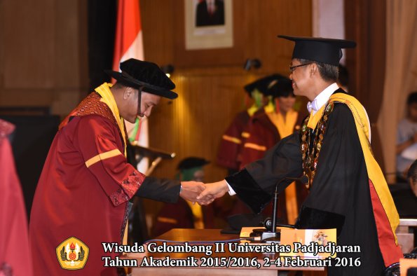 Wisuda Unpad Gel II TA 2015_2016  Fakultas TIP oleh Rektor  043