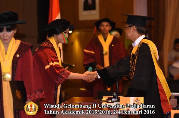 Wisuda Unpad Gel II TA 2015_2016  Fakultas TIP oleh Rektor  045