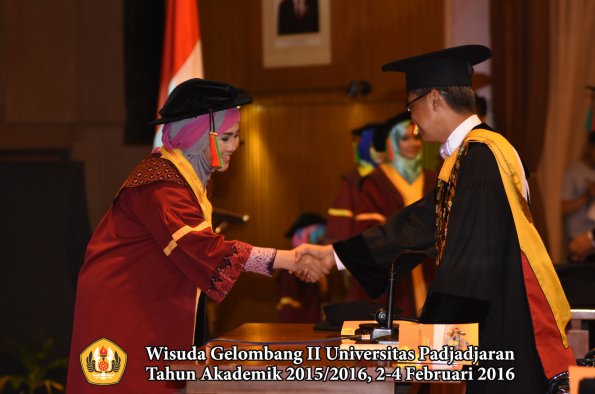 Wisuda Unpad Gel II TA 2015_2016  Fakultas TIP oleh Rektor  048