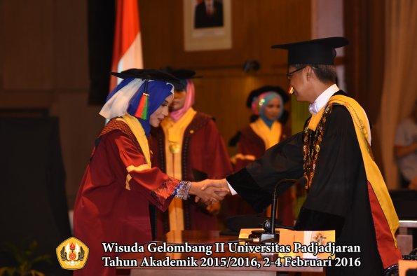 Wisuda Unpad Gel II TA 2015_2016  Fakultas TIP oleh Rektor  050