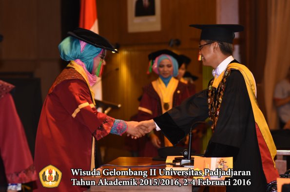 Wisuda Unpad Gel II TA 2015_2016  Fakultas TIP oleh Rektor  051