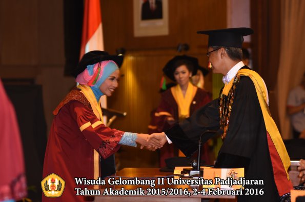 Wisuda Unpad Gel II TA 2015_2016  Fakultas TIP oleh Rektor  052