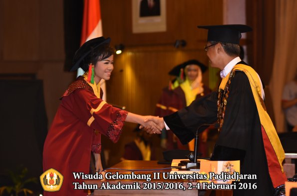 Wisuda Unpad Gel II TA 2015_2016  Fakultas TIP oleh Rektor  053
