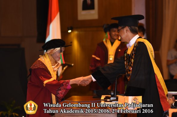 Wisuda Unpad Gel II TA 2015_2016  Fakultas TIP oleh Rektor  054