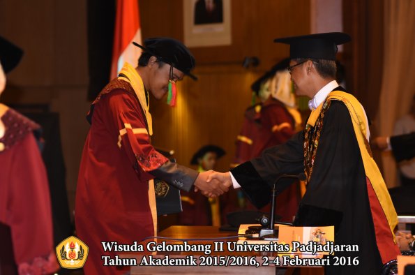 Wisuda Unpad Gel II TA 2015_2016  Fakultas TIP oleh Rektor  055