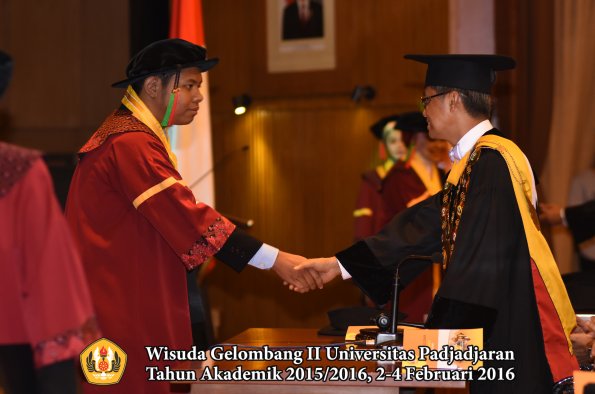 Wisuda Unpad Gel II TA 2015_2016  Fakultas TIP oleh Rektor  060