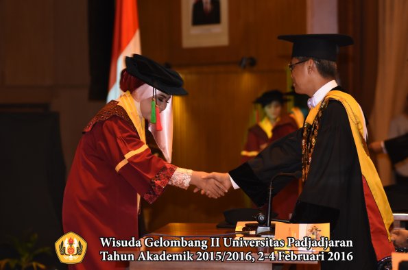 Wisuda Unpad Gel II TA 2015_2016  Fakultas TIP oleh Rektor  061