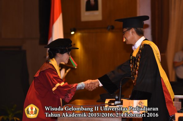 Wisuda Unpad Gel II TA 2015_2016  Fakultas TIP oleh Rektor  063