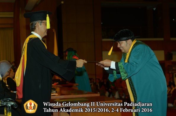 Wisuda Unpad Gel II TA 2015_2016 Fakultas Ekonomi dan Bisnis oleh Dekan 049