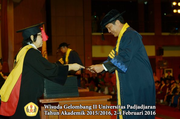 Wisuda Unpad Gel II TA 2015_2016 Fakultas Hukum oleh Dekan 002