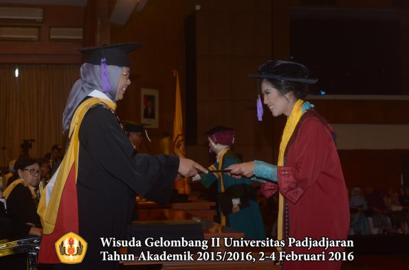 Wisuda Unpad Gel II TA 2015_2016 Fakultas Psikologi oleh Dekan  013