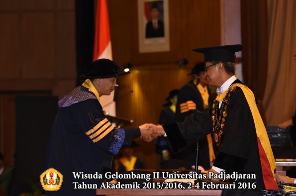 Wisuda Unpad Gel II TA 2015_2016  Fakultas Ekonomi dan Bisnis oleh Rektor 001